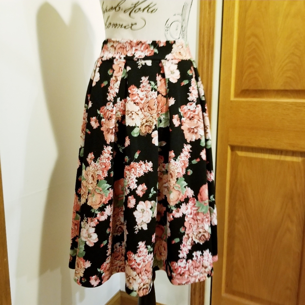 Haute Monde Black Pink Floral Pleated Flare Skirt Small Puckered Dark Romantic